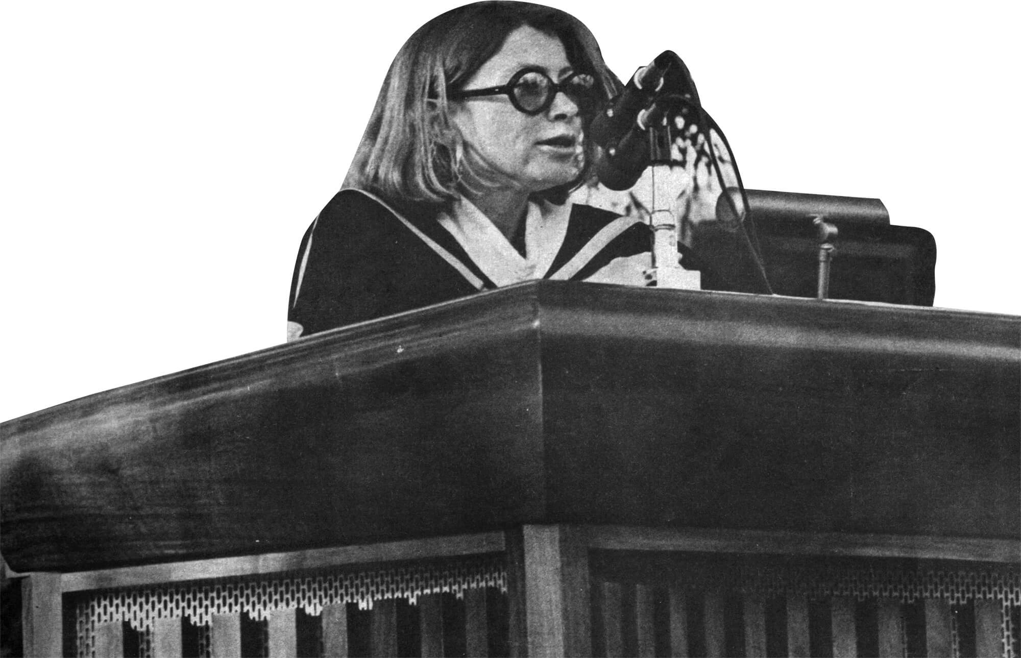 Didion delivering the commencement address at UCR in 1975.