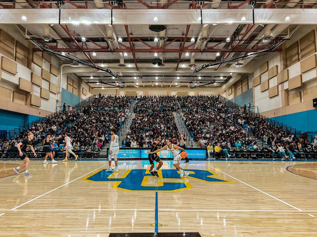 Men’s and women’s basketball teams start seasons Men’s and women’s basketball teams start seasons