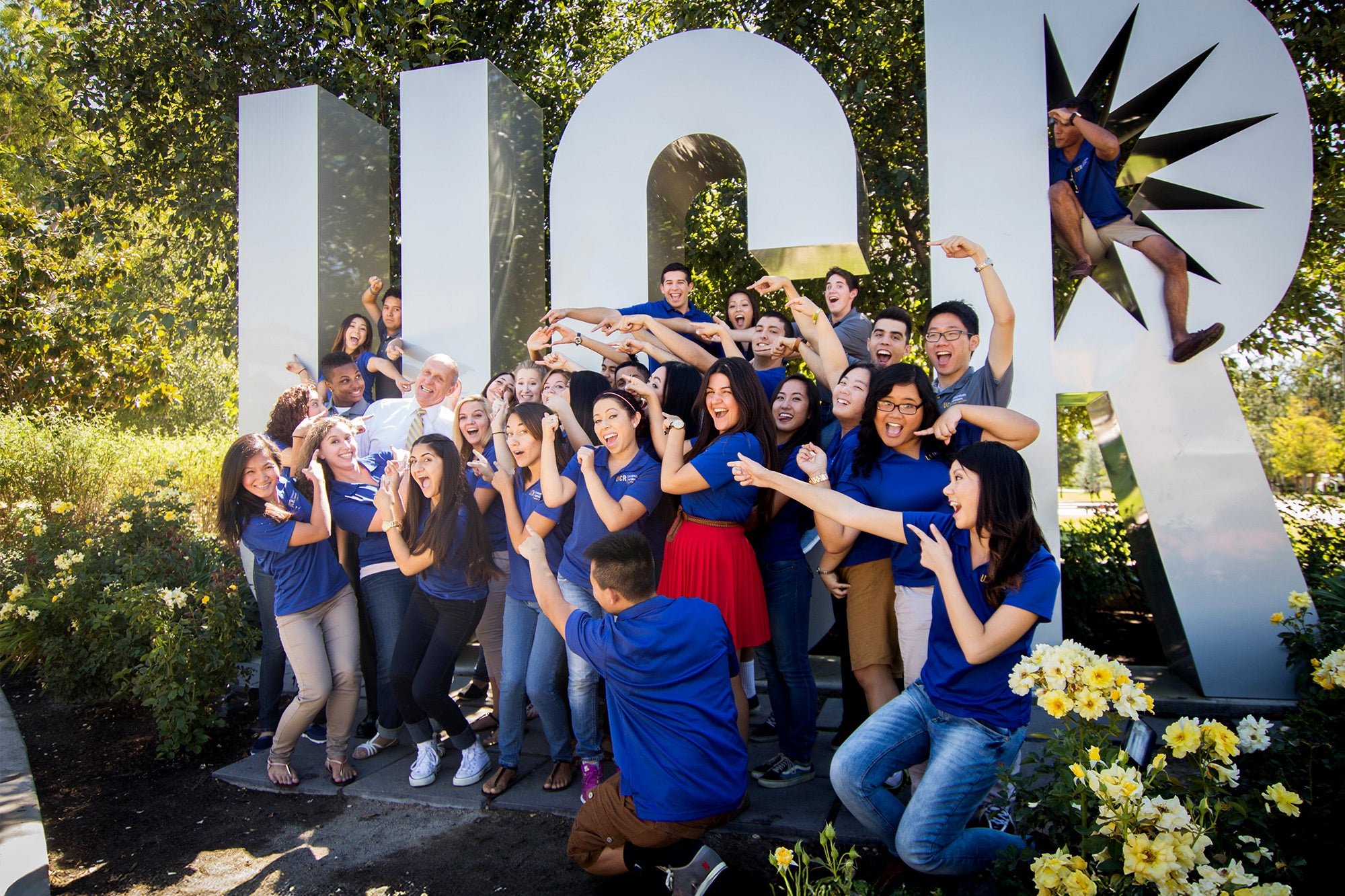 Wilcox takes a photo with student tour guides in front of the UCR sign in September 2013. (UCR/Q. Alan Dao) Wilcox takes a photo with student tour guides in front of the UCR sign in September 2013. (UCR/Q. Alan Dao)