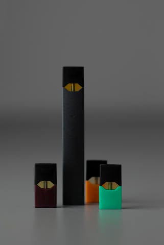 JUUL vaping device with pods JUUL vaping device