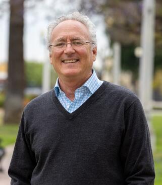 A head shot of Steven Hackel