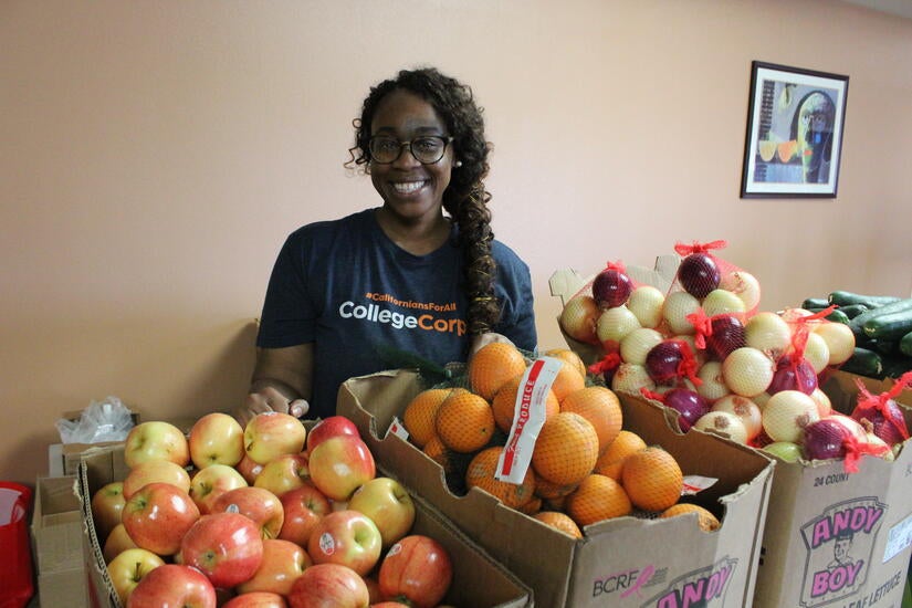 A UCR College Corps fellow volunteers at a food pantry. (UCR)